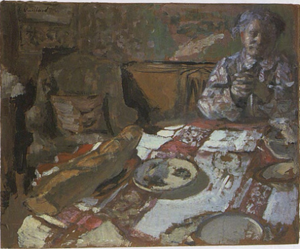 Femme assise dans un intérieur