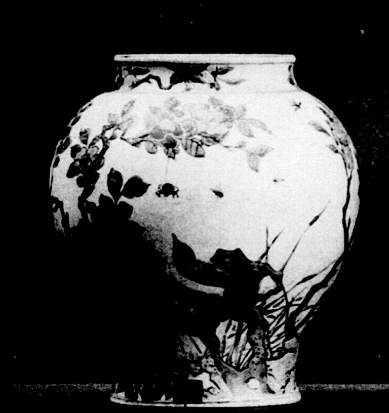 GV2363-Potiche, en porcelaine blanche, décorée en émaux cinq couleurs