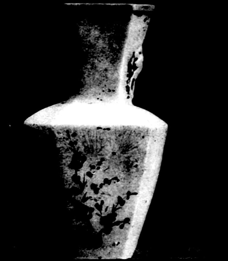 GV2329-Vase cornet, de forme hexagonale, en grès émaillé blanc crémeux